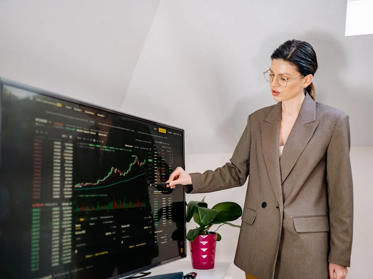 Consultant presenting a growth chart